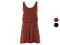 Bez rukávov jumpsuit, dostupný v hnedej a čiernej farbe.
