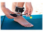 Osoba pripájajúca leash k paddleboardu.