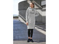 Žena v sivej hoodie-šaty s potlačou Jette Joop, čiernymi legínami a teniskami.