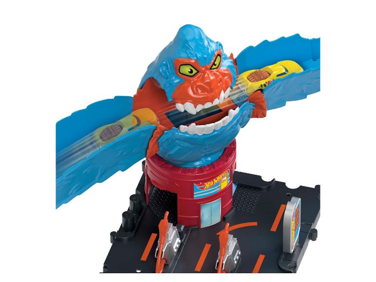 Sada Hot Wheels s gorilou, ktorá pohlcuje autá.