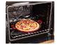 Čerstvo pripravená pizza v červenej panvici, umiestnená v otvorenej rúre.