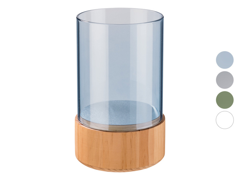 Modrá sklenená váza s dreveným podstavcom.