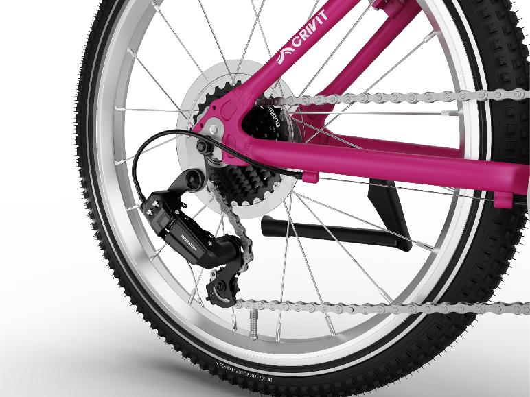 Zadné koleso ružového detského bicykla s prehadzovačkou a reťazou.