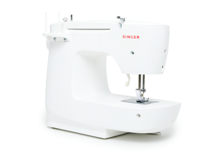Biely šijací stroj Singer.
