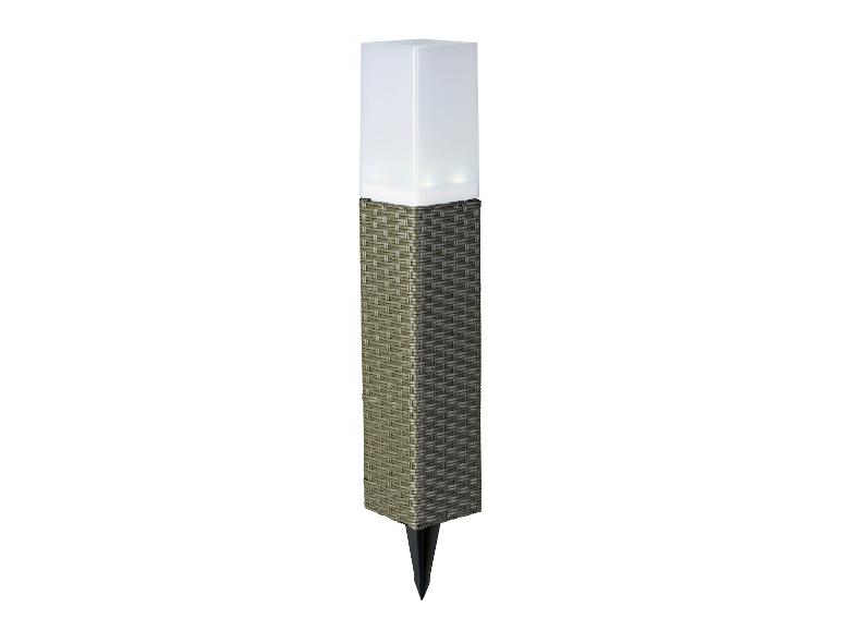 Pletená záhradná lampa s hrotom na zapichnutie do zeme.