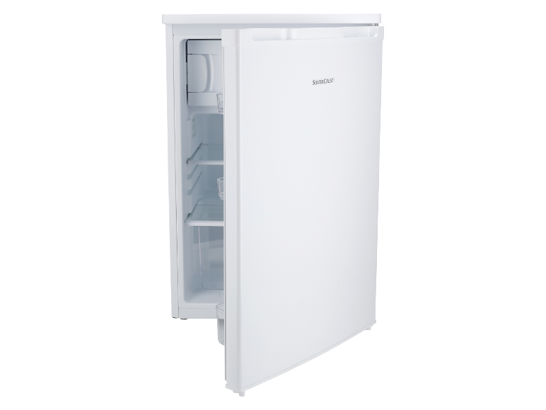 Biela chladnička SilverCrest s vnútornými policami.