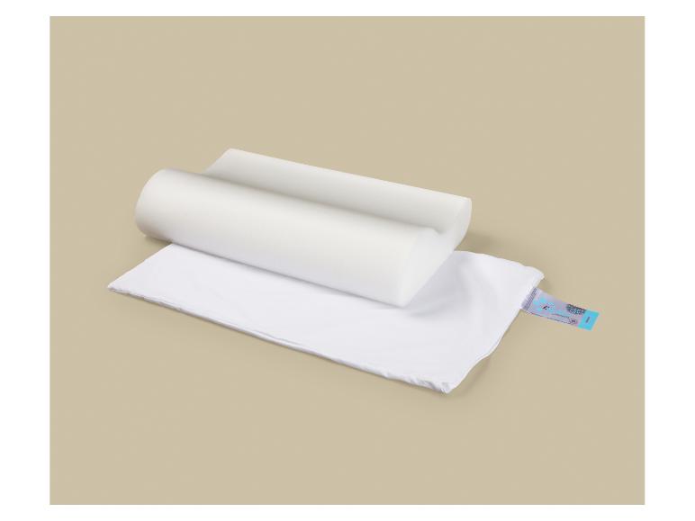 Biely vankúš na podporu krku s poťahom na béžovom pozadí.