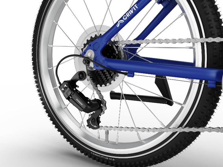 Detail zadného kolesa modrého detského bicykla s prevodmi a reťazou.