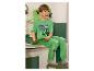 Chlapec v zelenom pyžame Minecraft s textom „GAME ON“ a „CREEPIN' IT REAL“