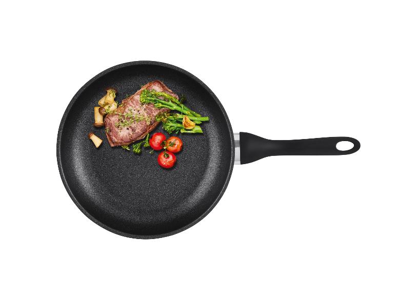 Čierna panvica s pečeným steakom, hubami, brokolicou a cherry paradajkami.