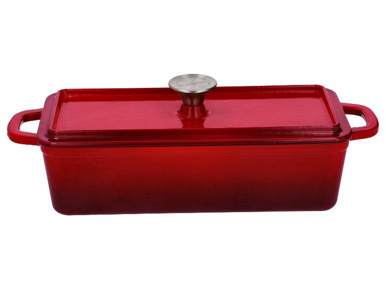 Červená liatinová pekáreň s vekom.