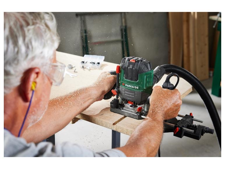 Muž používa frézovací stroj Parkside na spracovanie dreva.