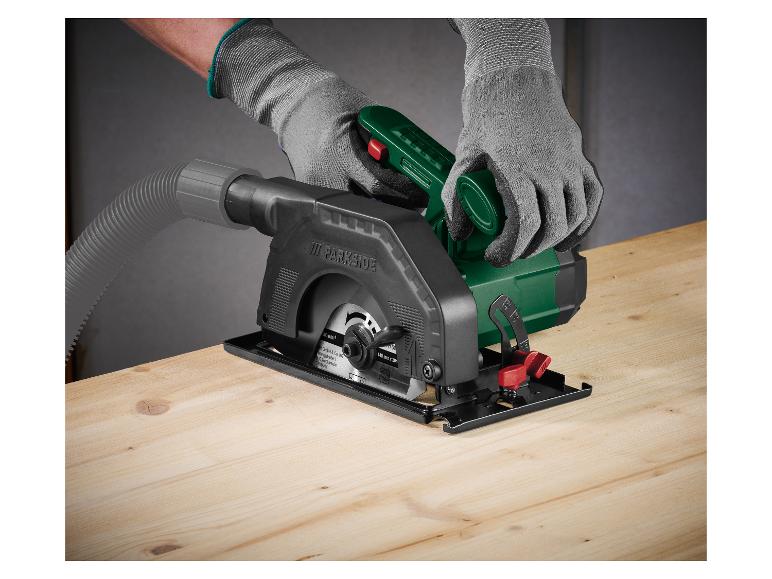 Osoba v rukaviciach používa mini okružnú pílu Parkside na drevenom povrchu.