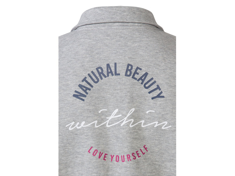 Sivá mikina s nápisom 'Natural Beauty within Love Yourself'.