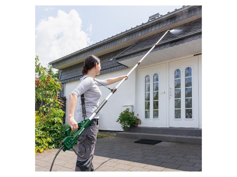 Žena čistí strechu domu vysokotlakovým čističom Parkside.