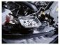 Náradie a matice v motorovom priestore auta