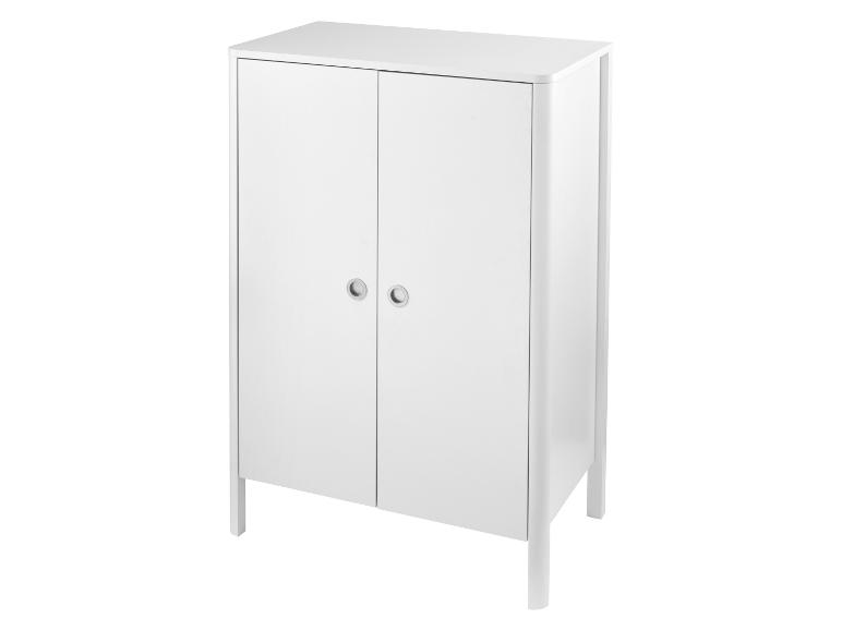 Biela skriňa s dvoma dverami, minimalistický štýl.