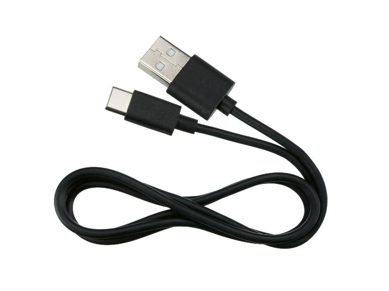 Čierny USB-A na USB-C nabíjací kábel stočený do tvaru osmičky.