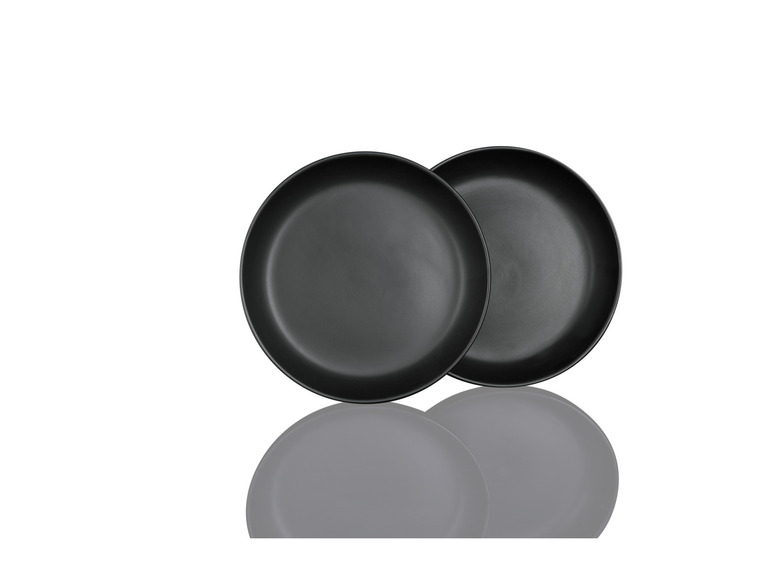 Dva čierne taniere na bielom pozadí