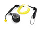 Čierny surf leash so žltou špirálou a žltou guľou.