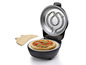 Pizza pec s pizzou a drevenou lopatou na pizzu.