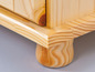 Detail drevenej skrinky s nohami.