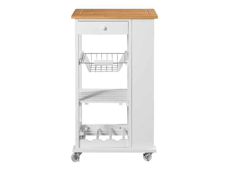Biely kuchynský vozík s bambusovou doskou, zásuvkou, drôteným košíkom a držiakom na víno na kolieskach.