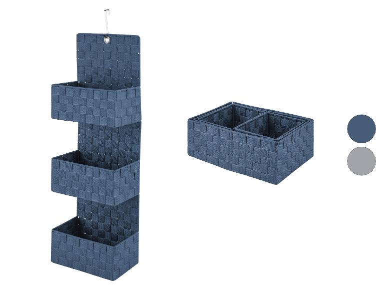 Visecí kôš a pletené úložné boxy tmavomodrej farby.