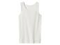 Jednoduché biele tielko bez rukávov na bielom pozadí.