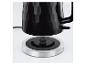 Čierna kanvica s plástvovým vzorom na striebornej základni od Russell Hobbs.