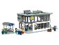 Lego supermarket s logami Lidl, solárnymi panelmi a minifigúrkami.