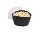 Čierna silikónová miska na popcorn s priehľadným vekom, plná popcornu.