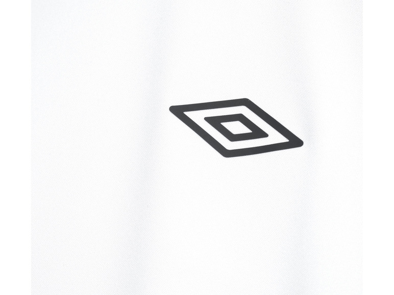 Biele oblečenie s čiernym logom značky Kappa.
