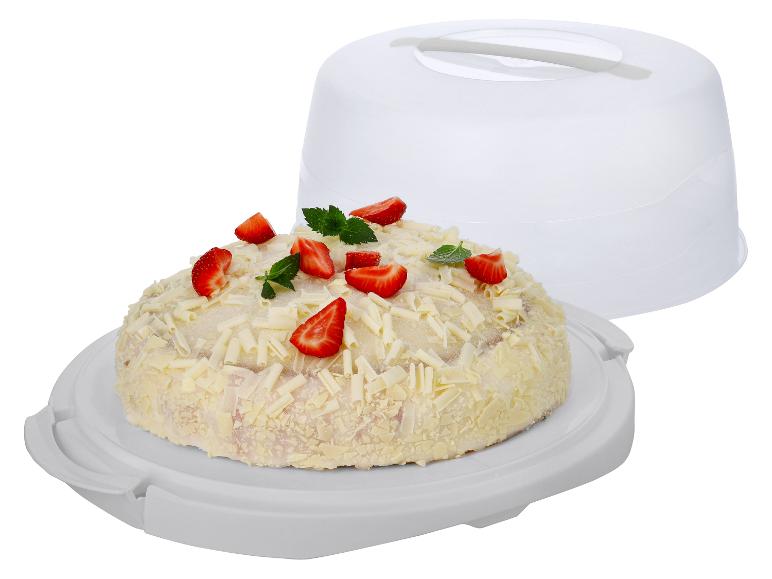 Torta s jahodami a mätou v bielom plastovom obale na torty
