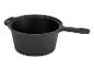 Čierny liatinový hrniec s jednou rukoväťou.