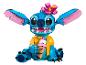 Modrá LEGO figúrka Stitcha s havajskou košeľou a zmrzlinou.