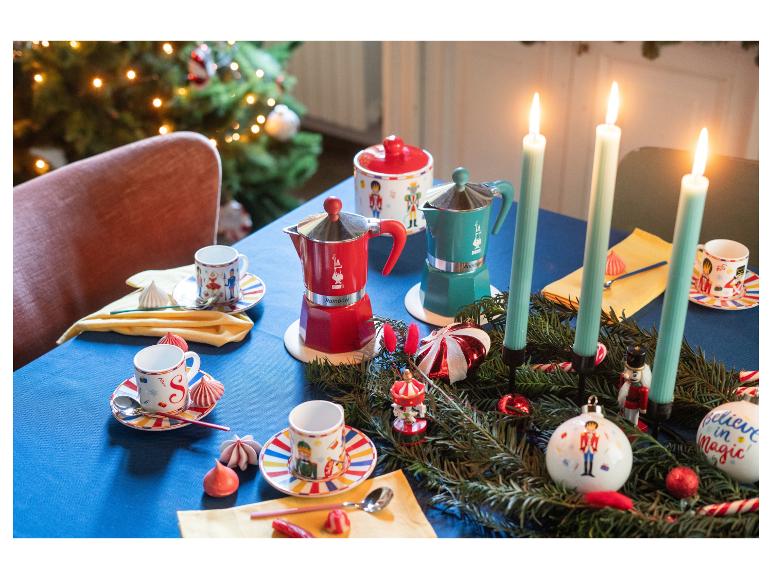 Vianočný stôl s kávovarmi BIALETTI, šálkami a sviatočnými dekoráciami.