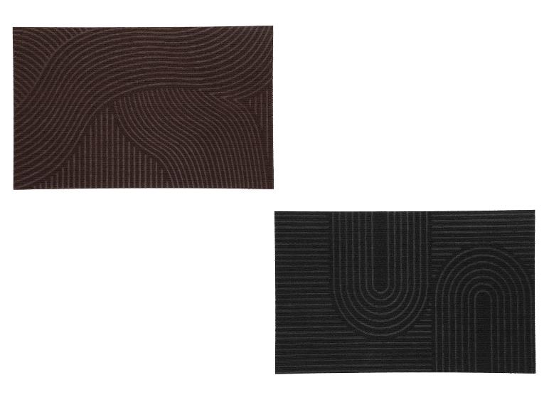 Dve obdĺžnikové rohožky, hnedá a čierna, s abstraktnými geometrickými vzormi.