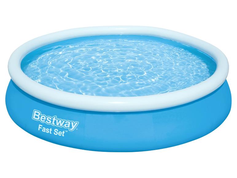 Bazén Bestway Fast Set, modrý, nafukovací, naplnený vodou.