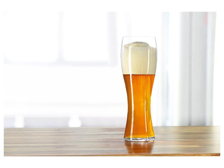 Svetlé pivo v pohári na drevenom stole.