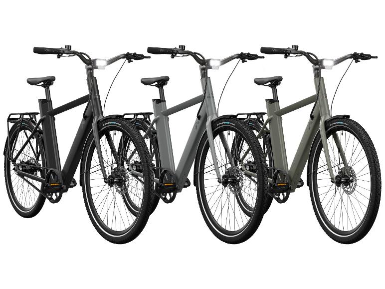 Tri elektrické bicykle v čiernej, sivej a zelenej farbe.