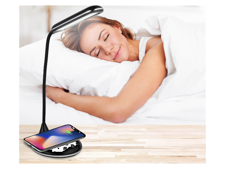 Moderná stolová lampa s bezdrôtovou nabíjačkou pre telefón.