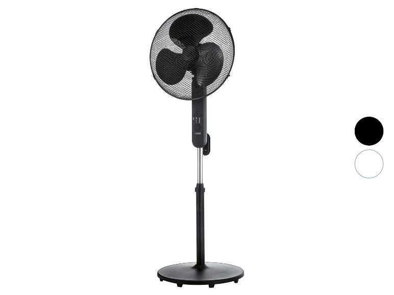 Čierny stojanový ventilátor s tromi lopatkami a okrúhlou základňou, zobrazený s farebnými možnosťami.