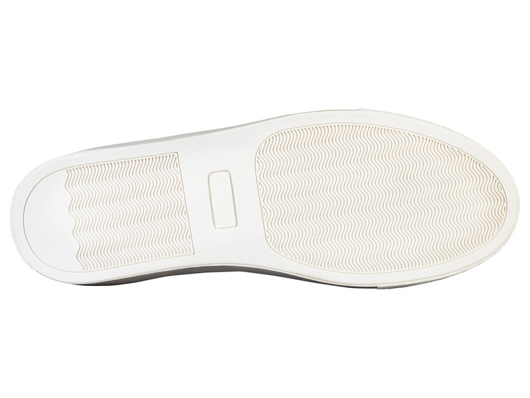 Biele tenisky s vlnitým vzorom podrážky.