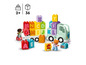 LEGO DUPLO hračky s nákladným autom, kockami s písmenami a figúrkami.