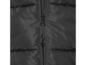 Detailný záber čiernej zimnej bundy so zipsom.