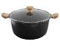 Čierny liatinový hrniec so skleneným vekom a drevenými úchytkami.
