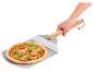 Pizza na pizzovom lopate Grill Meister.