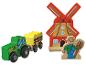 Drevené hračky s farmárskou tematikou: zelený traktor, žltý príves, veterný mlyn a farmár.