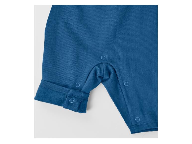 Modrý detský overal s patentkami, detail nohy a rozkroku.